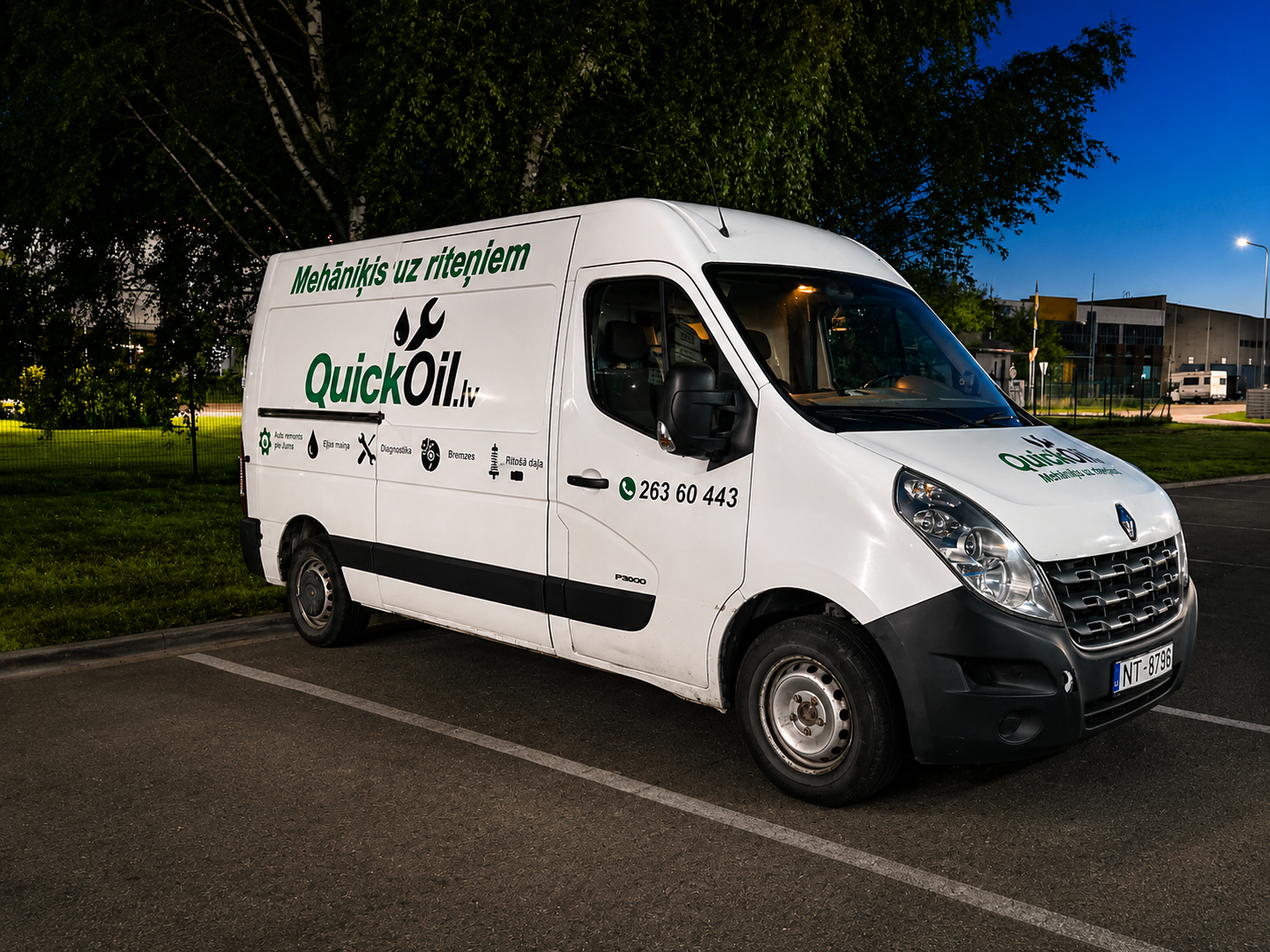 QuickOil servisa busiņš ar QuickOil uzrakstu